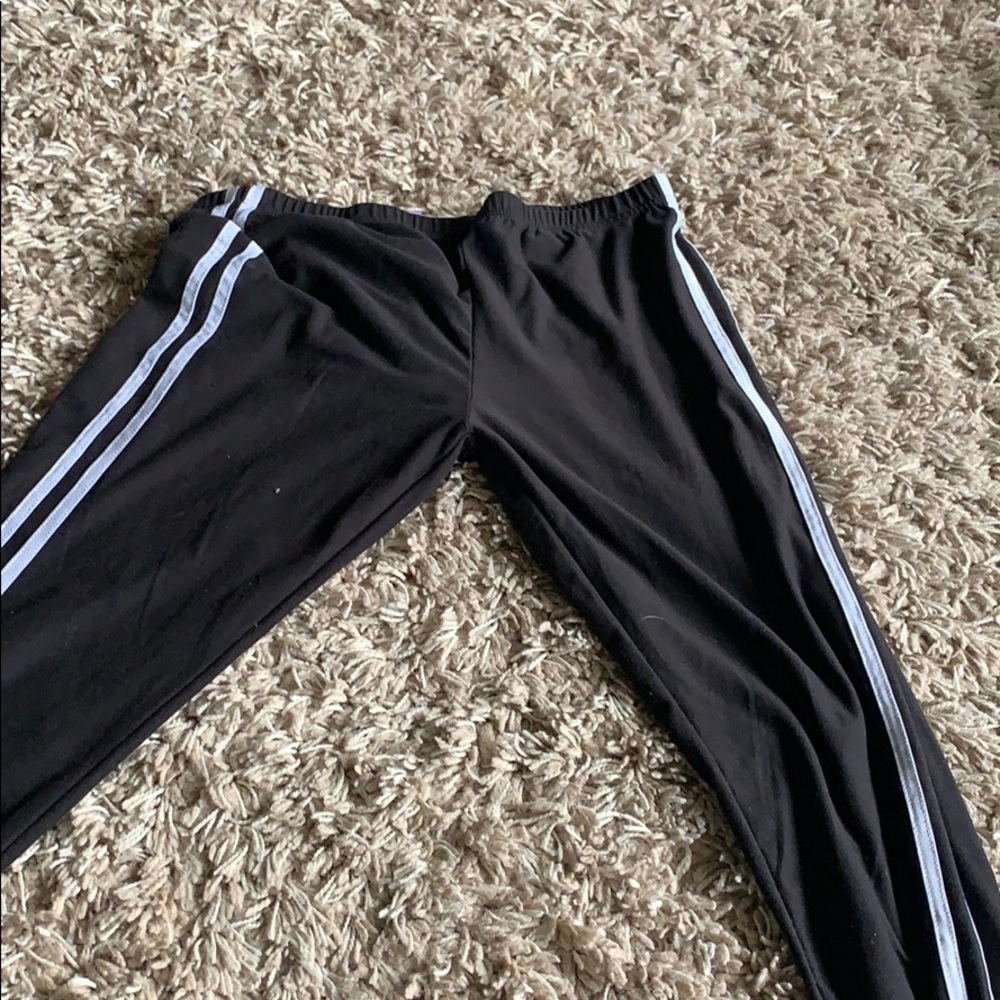 Black leggings with two stripes